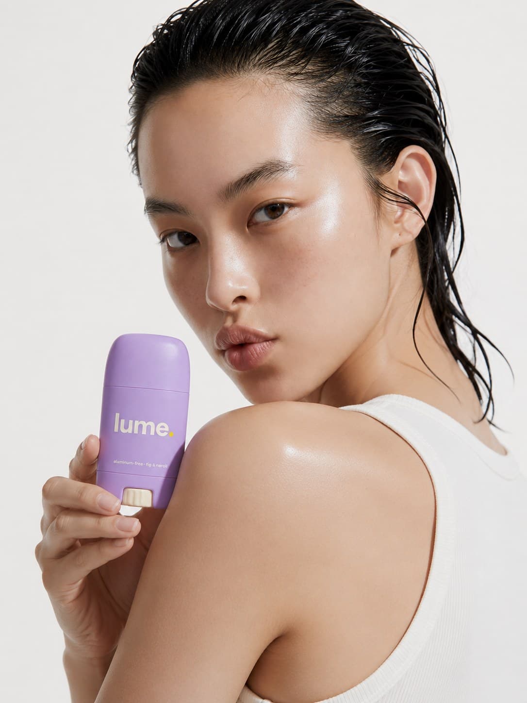 Model from behind, product held at the shoulder.
